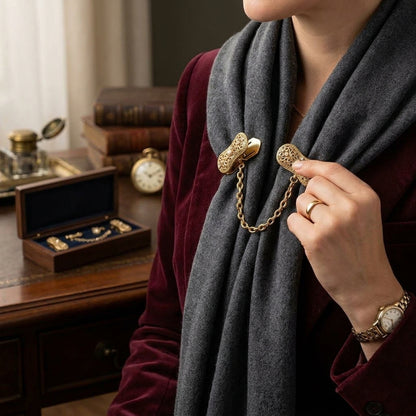 MnfafBn™ Vintage Cardigan Clip for Women - Retro Gold Filigree Scarf & Shawl Clip with Pearls, Elegant Double Duck-Mouth Sweater Collar Chain Clip, Antique Fashion Accessories Gift Set with Wooden Box